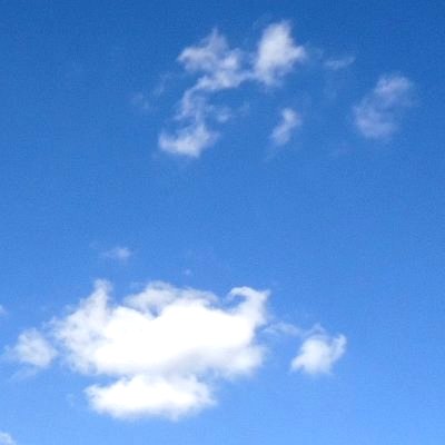 Um céu azul com nuvens brancas.