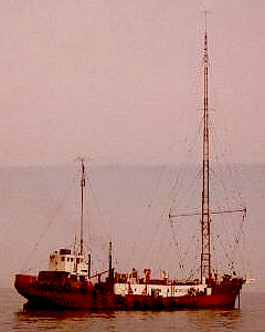 MV Mi Amigo, do qual a Rádio Caroline transmitiu pela primeira vez em 3 de julho de 1964. Foto: Usuário: Albertoke.