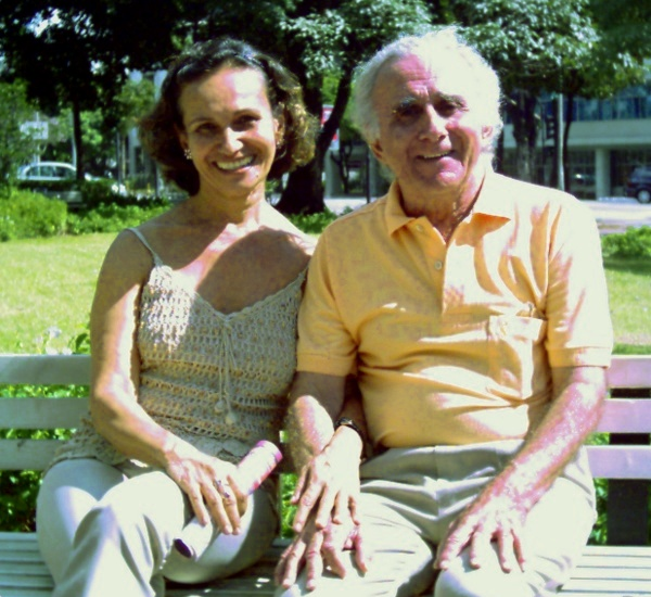 Dayse com seu amigo, o padre Jésus.