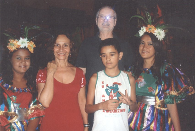 Robert and me with 3 of my young relatives: Gabriela, Mateus and Laura.