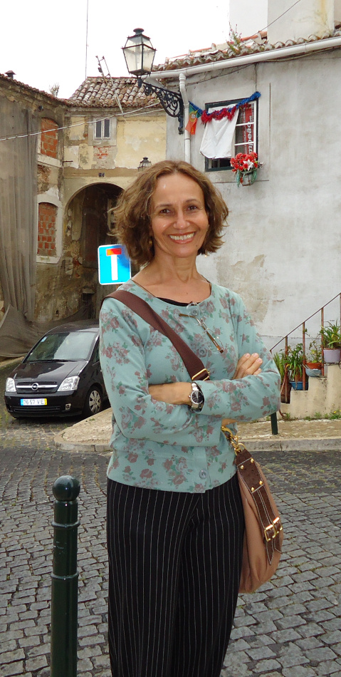Dayse taking a rest pause in the district of Alfama.