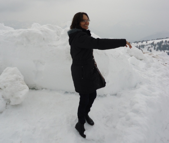 Dayse throwing a snowball.